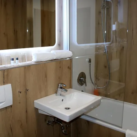 Szálloda Zum Neuen Schwan